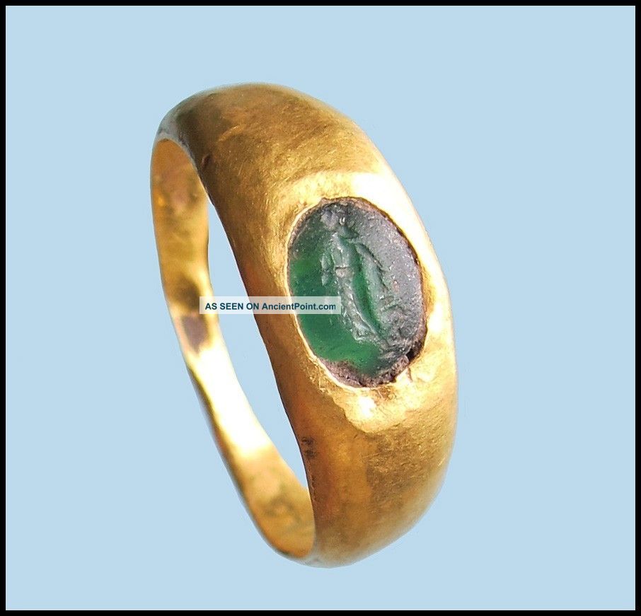 2nd - 3rd Century Ancient Roman Gold Jewellery Finger Ring With Intaglio . Roman photo