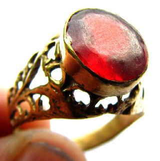 Medieval Gold Gilt Ring With Vine Leaf Decoration And Red Setting 17th Century photo