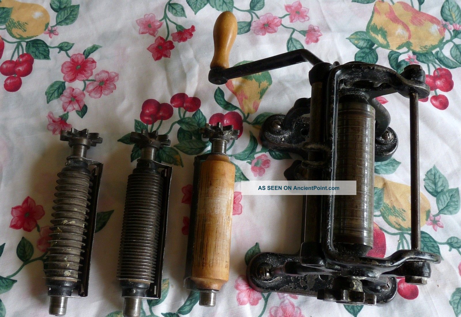 Vintage~cast Iron~hand Crank~table Top~vitantonio Pasta Maker Roller + Cutters Other photo