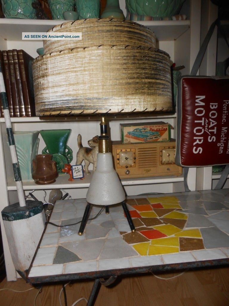 Vtg Mid Century Modern Atomic Tripod Base Table Lamp Light & Fiberglass Shade Mid-Century Modernism photo