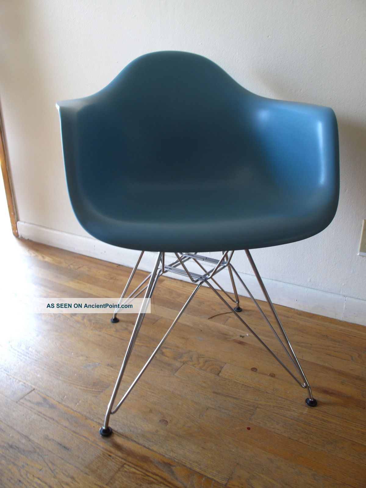 Eames Chair Post-1950 photo