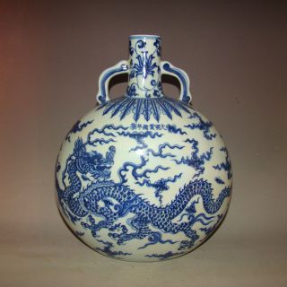 A Chinese Blue And White Porcelain Dragon Vase Ming Xuande photo