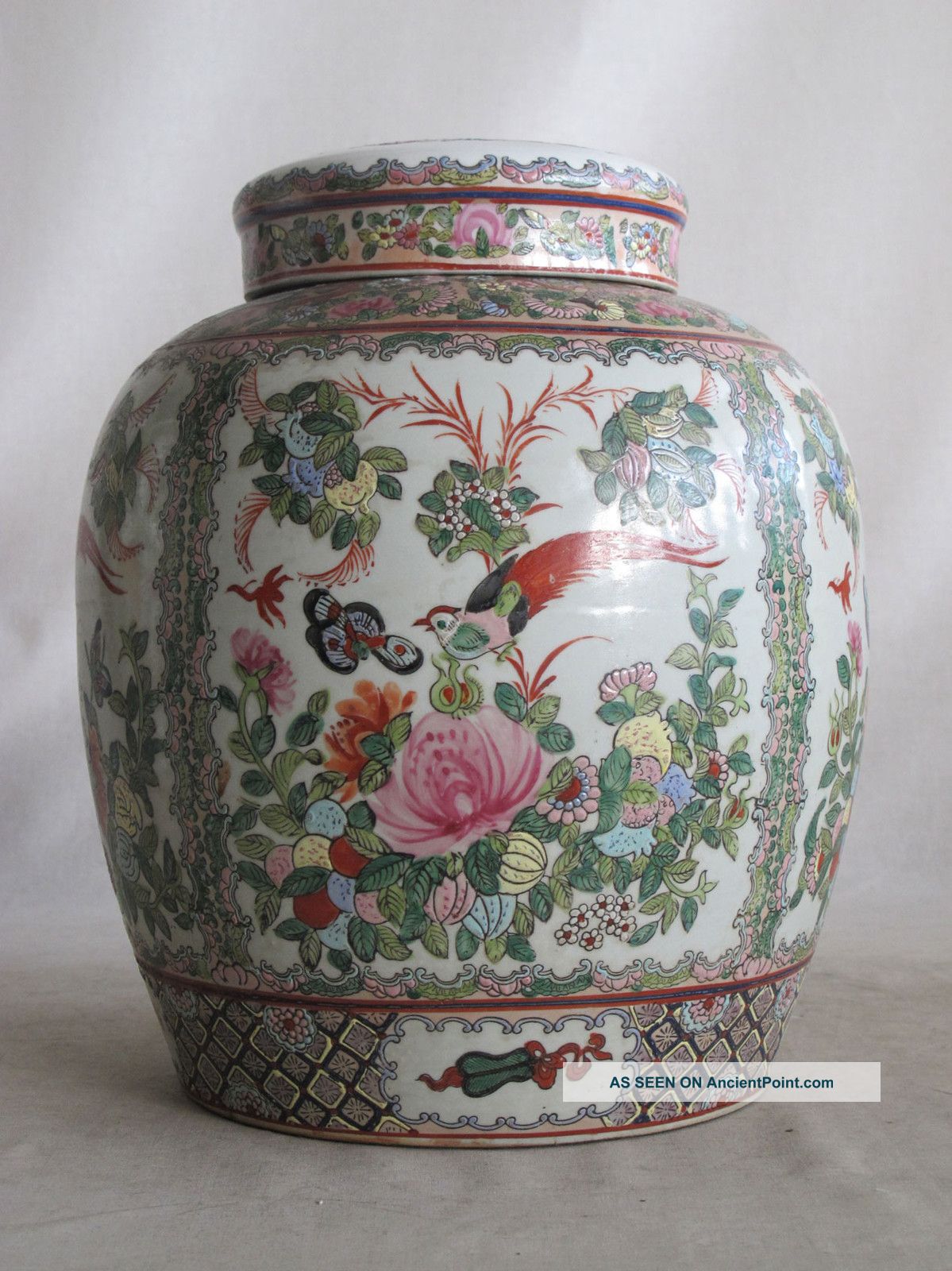 Chinese Qing Style Rose Medallion Cover Vase Vases photo