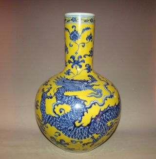 A Chinese Exiguousblue And White Porcelain Vase Decorate Dragon photo