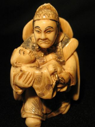Antique Japanese 象牙 Polychrome Ox Bone Netsuke Samurai With A Baby,  Signed photo