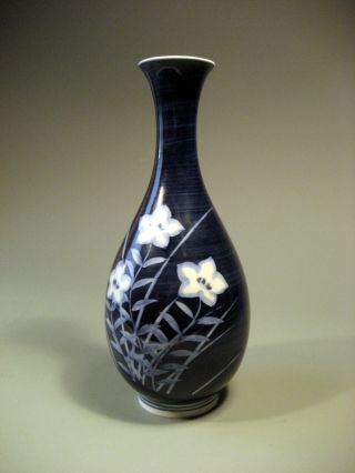 Very Fine Japan Japanese Blue & White Pottery Signed Arita Floral Vase 20th C. photo