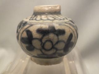 A Small Chinese Porcelain Vase With Underglaze Blue Floral Decor Pre1800 photo
