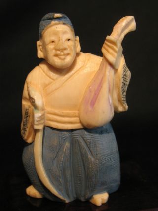 Antique Japanese 象牙 Polychrome Ox Bone Netsuke Man W.  A Staff & A Bag,  Signed photo
