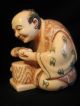 Antique Japanese 象牙 Ox Bone Netsuke Man W.  Tools Carving A Mask Maskmaker,  Signed Netsuke photo 1