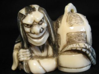 Antique Very Detailed Japanese 象牙 Inked Ox Bone Netsuke Oni With A Cage Signed photo