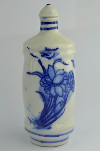 - China Rare Old Handwork Porcelain Drawing Water Lily Snuff Bottle ++ photo
