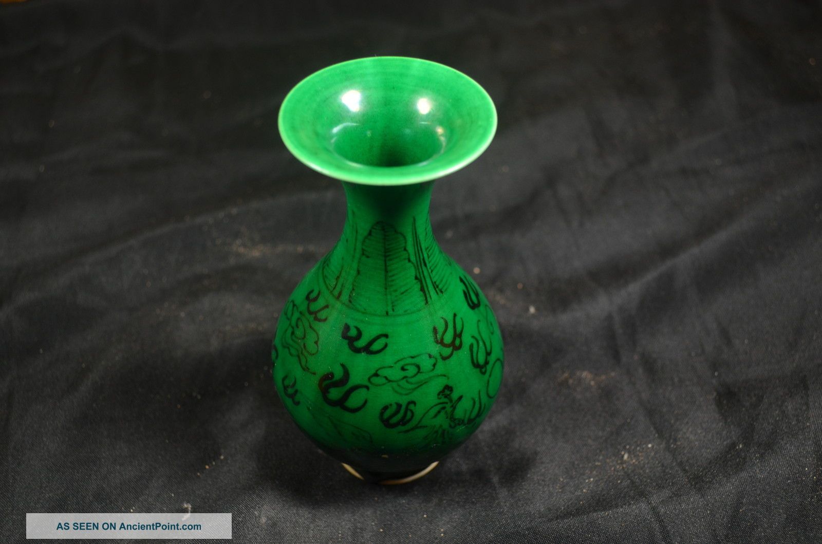 Chinese Antiques Green Color Dragon Vases Vases photo