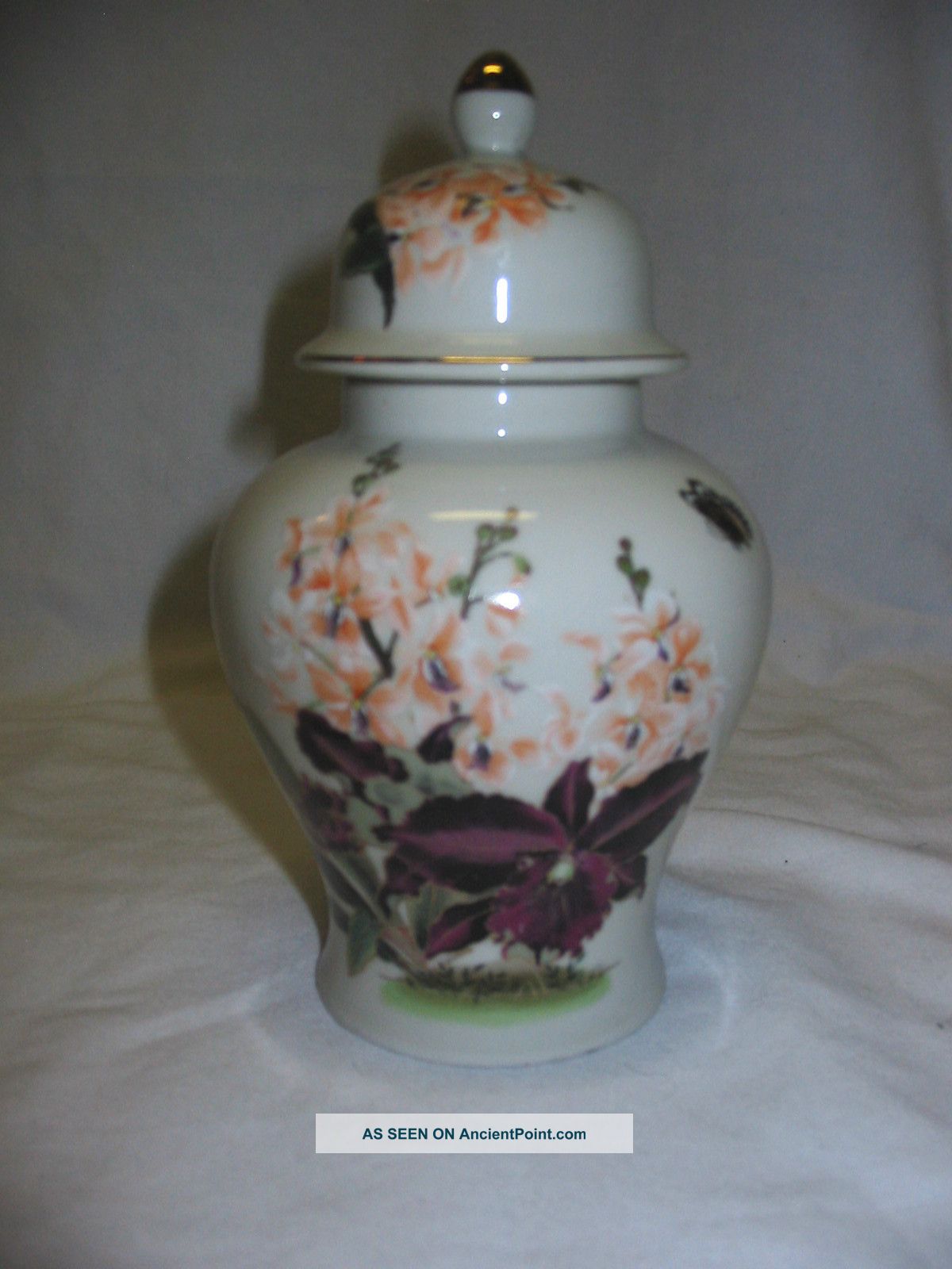Collectible - Toyo - Black Orchid Vase With Lid Vases photo