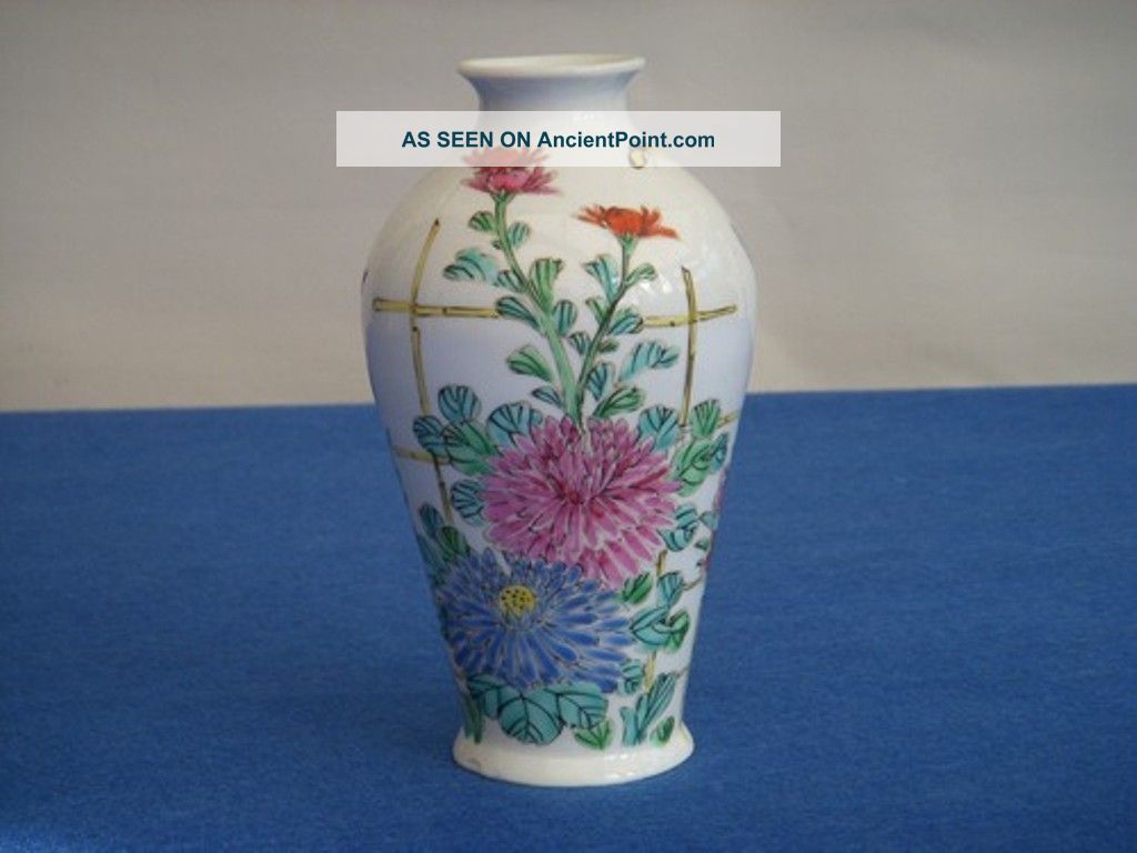 Chinese / Japanese Oriental Porcelain Vase - Antique Famille Rose Porcelain photo