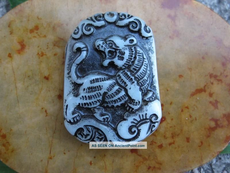 Tibet Folk Classical Jade Stone Carve Auspicious Leopard Tiger Pendant 341 Reproductions photo