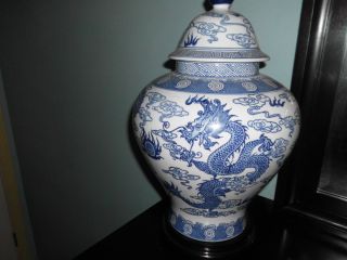 Chinese Blue And White Dragon Vase Bombay Made In China Mahogany Stand 16 