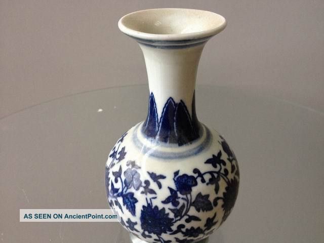 Vase Blue And White Porcelain Ceramic Chinese Antique Exquisite Old Vases photo
