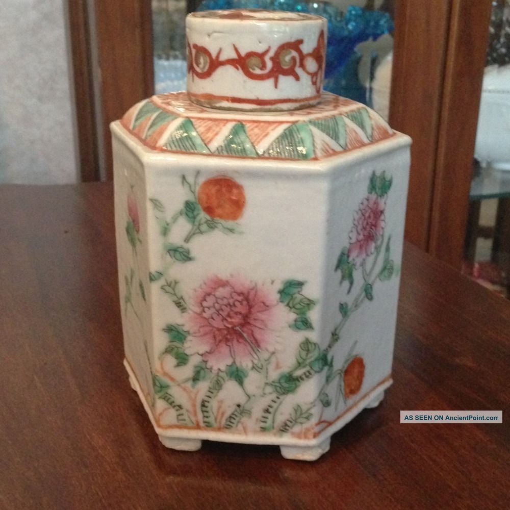 Chinese Famille Rose Porcelain Early 19th Century Vase/urn With Lid Vases photo
