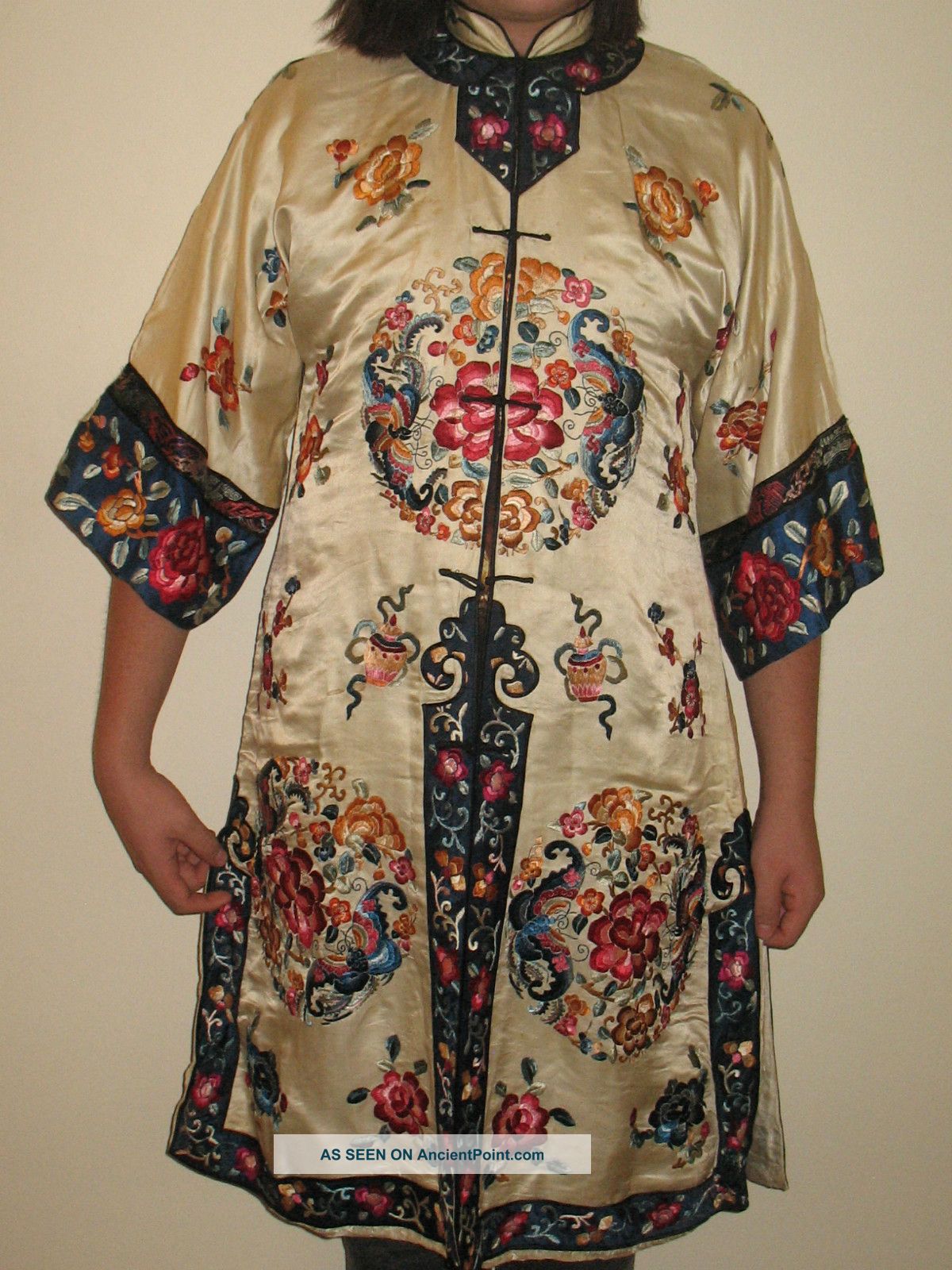 Antique Chinese Embroidery Embroidered Silk Robe Medallion Satin Stitch Flower Robes & Textiles photo