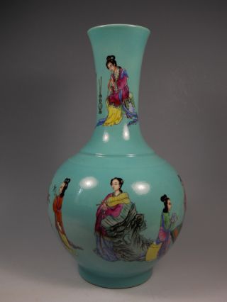 A Outstanding Chinese Famille Rose Porcelain Vase photo