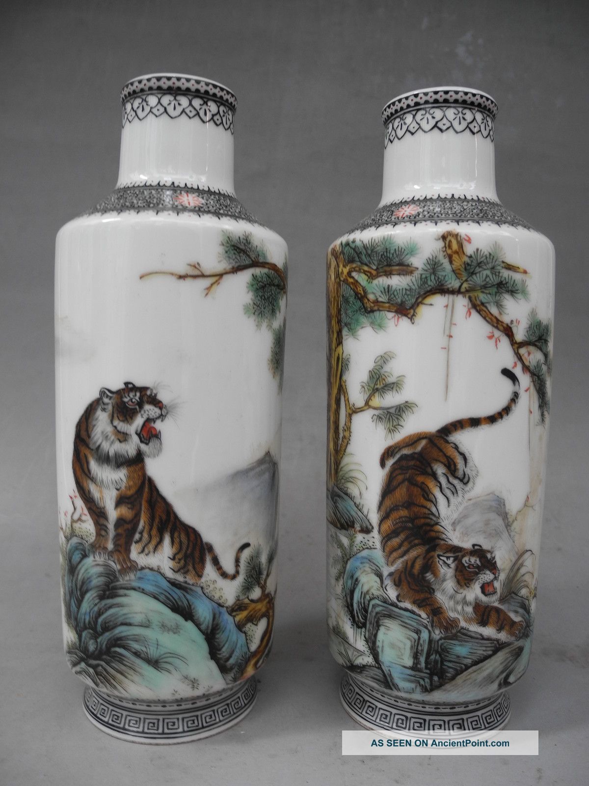 Chinese A Pair Famille Rose Tiger Porcelain Vases Vases photo