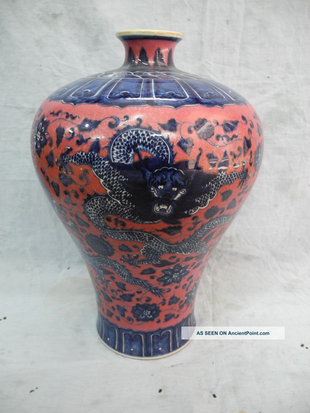 Chinese Rouge Blue & White Dragon Porcelain Vase Vases photo