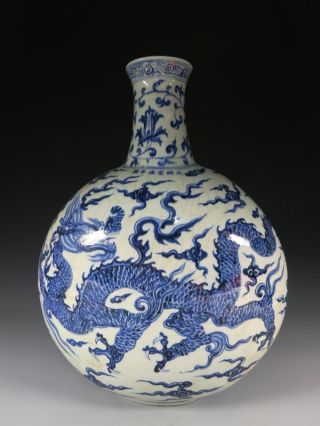 A Stunning Chinese Blue And White Porcelain Dagon Vase photo