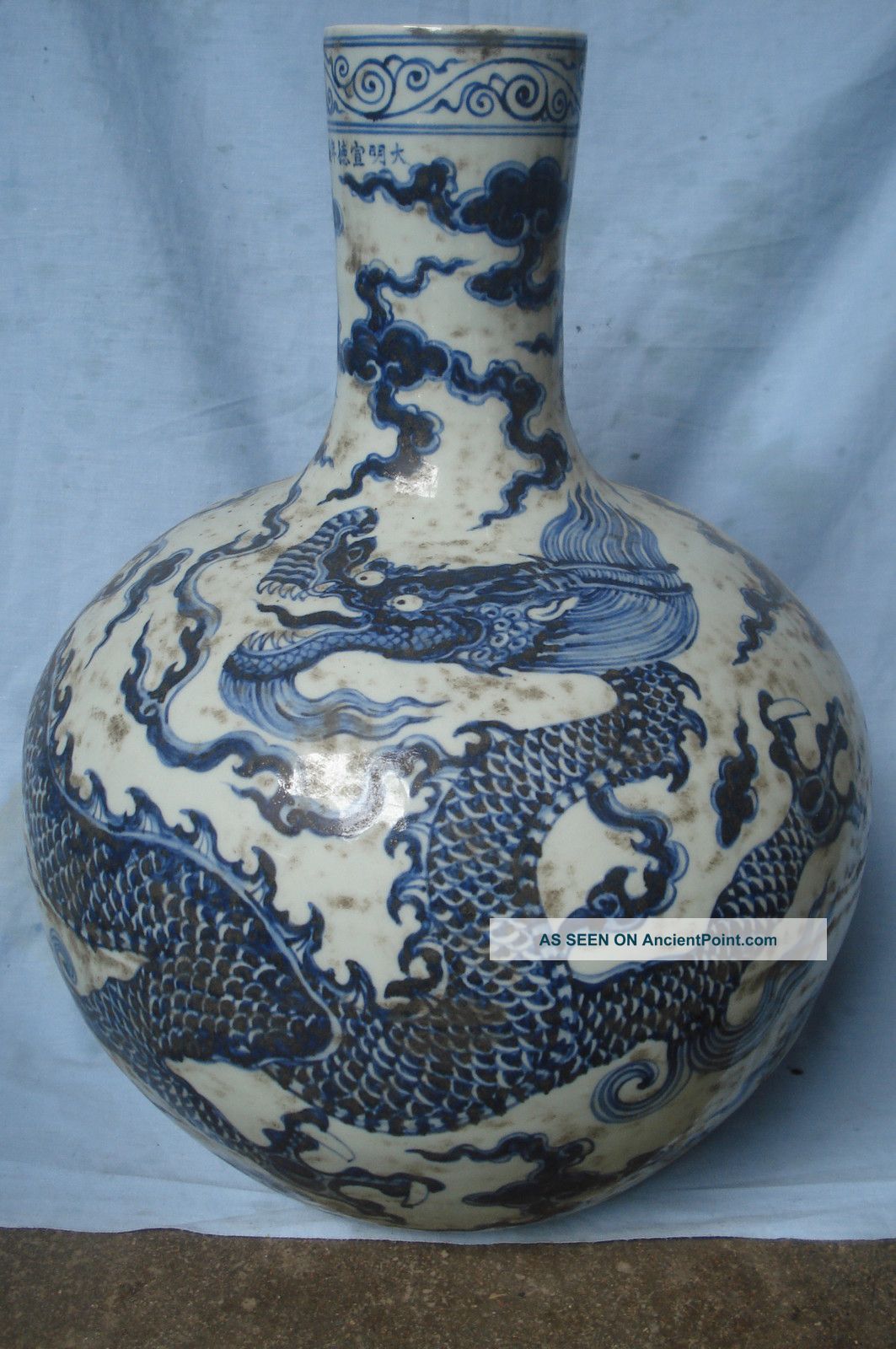 Chinese Blue & White Big Dragon Porcelain 天球 Vase Vases photo