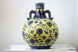 Chinese Porcelain Vase Qianlong Period photo