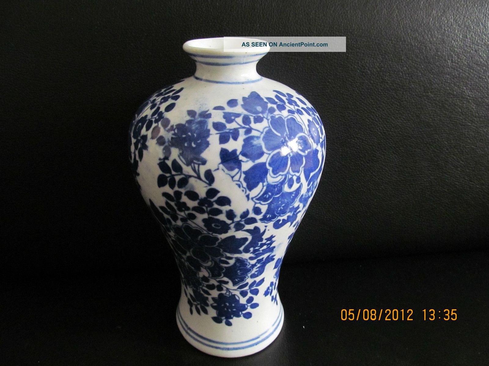 Fine Chinese Blue And White Porcelain Vase Elegant Style Vases photo
