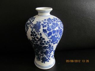 Fine Chinese Blue And White Porcelain Vase Elegant Style photo