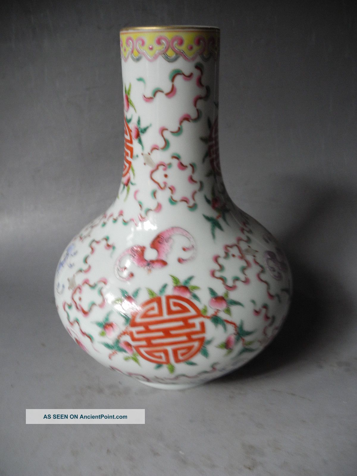 Chinese Famille Rose Gilt Bat Peach Porcelain Vase Vases photo