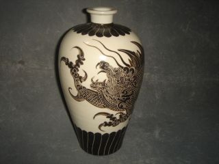 Chinese Cizhou Porcelain Dragon Vase photo
