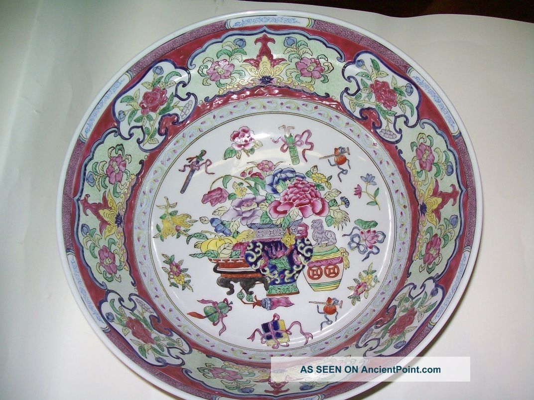 Antique Chinese Bowl - Famille Rose Figural Design - Bowls photo
