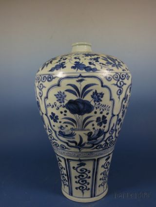 A Stunning Chinese Blue And White Porcelain Vase photo