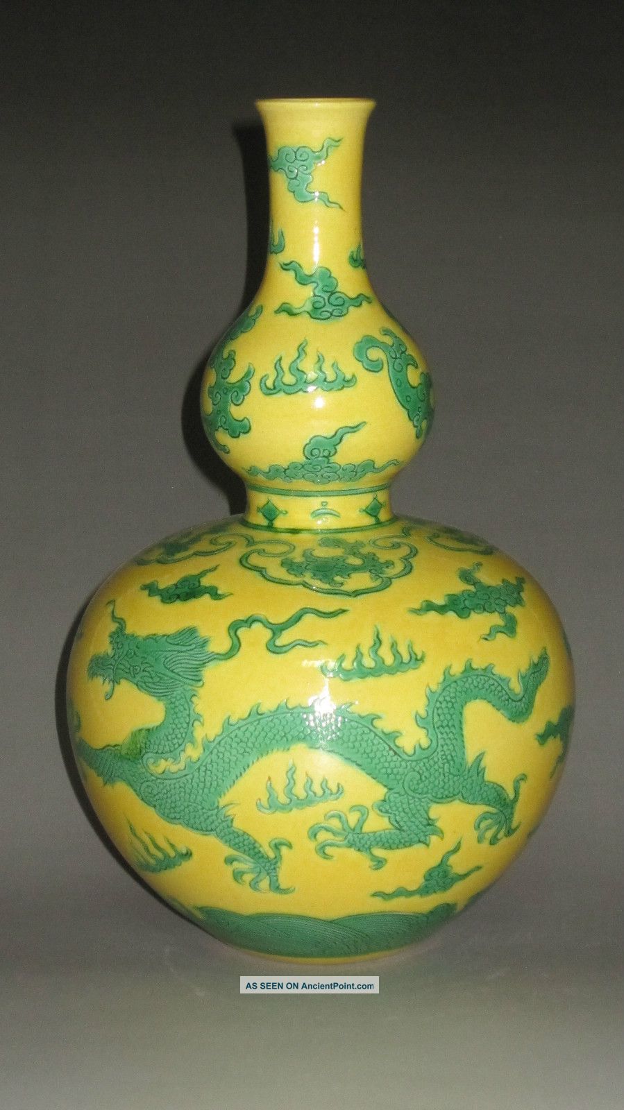 19 Th Century Of Emperor Kangxi,  Dragon Pattern Of The Gourd Bottle Vases photo