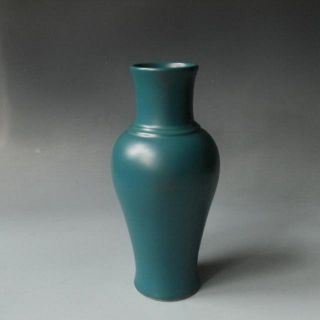 19th Century Qing Yongzheng Malachite Green Glaze Radish Bottle photo