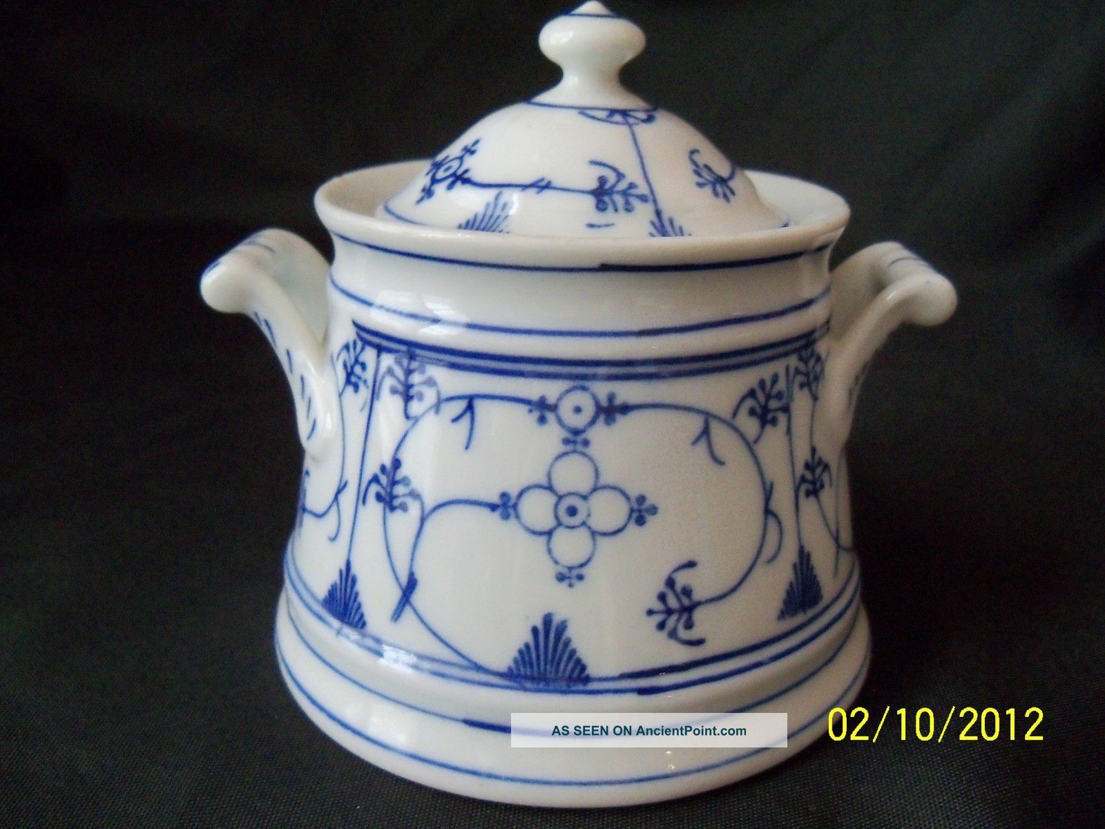 Antique 2 Handled Lidded Sugar Bowl Straw Flower Pattern Blue&white Other photo