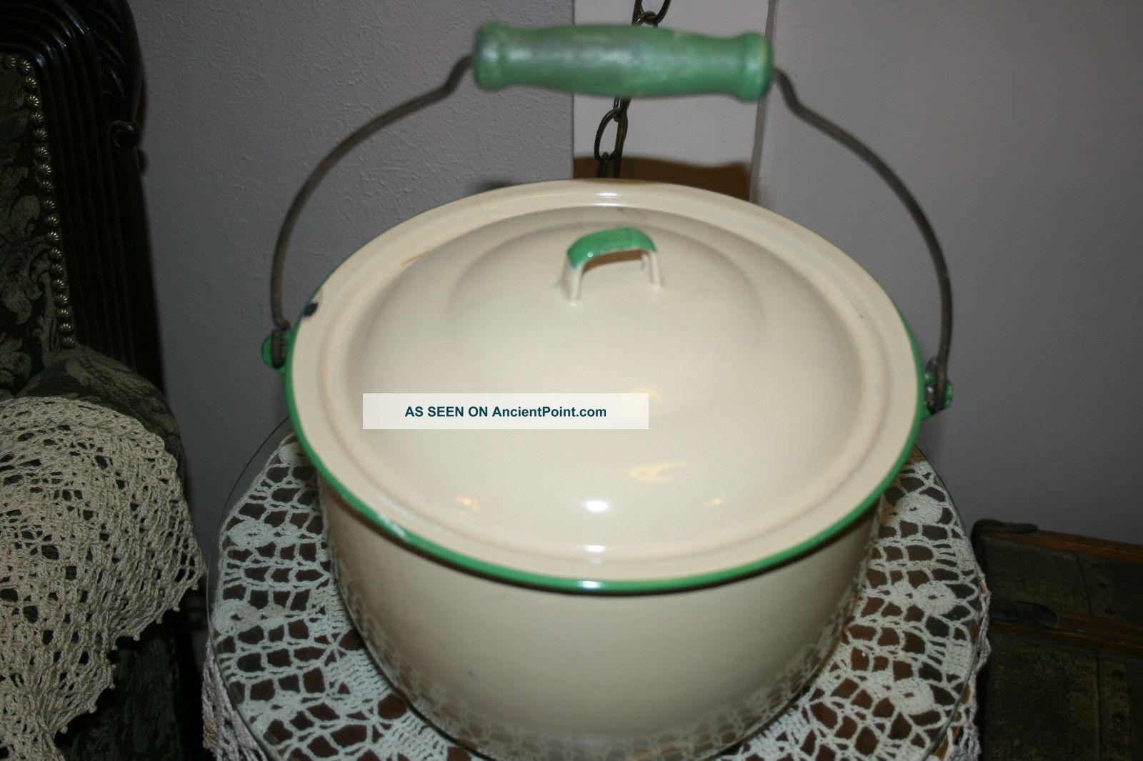 Cream Enamel Chamber Pot With Lid Wood Handle Chamber Pots photo