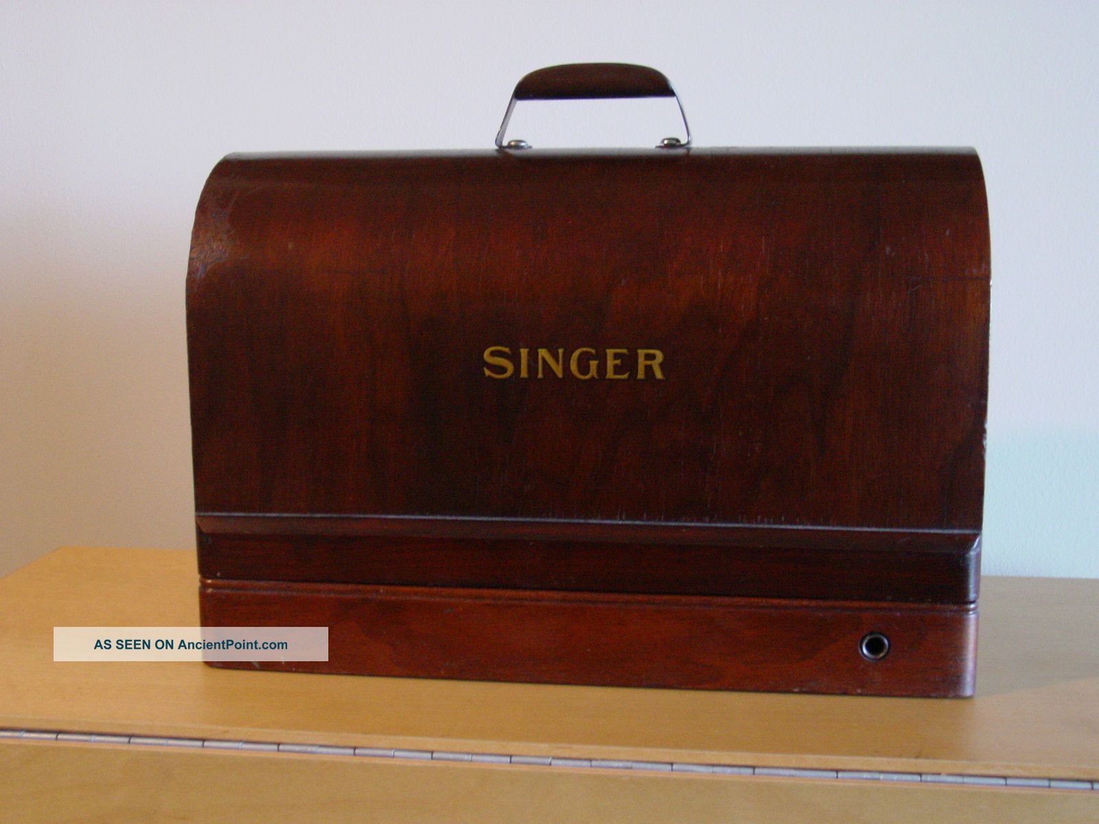 Singer De Luxe 1929 Portable Sewing Machine Sewing Machines photo