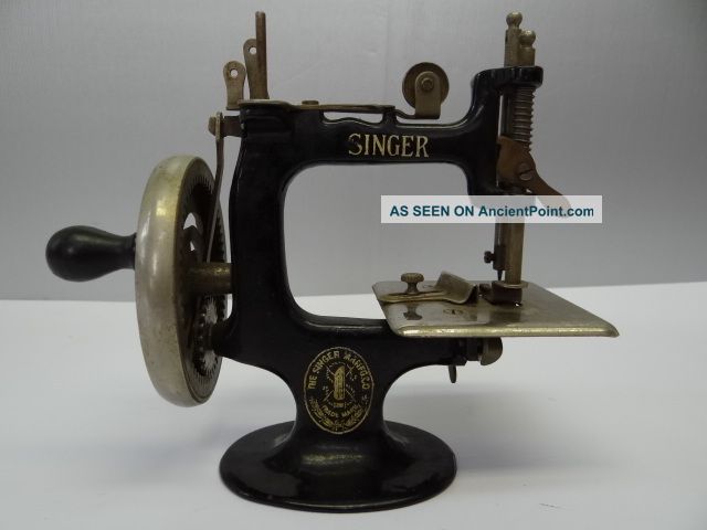 Antique Old Metal The Singer Manfg Co Miniature Small Black Sewing Machine Nr Sewing Machines photo
