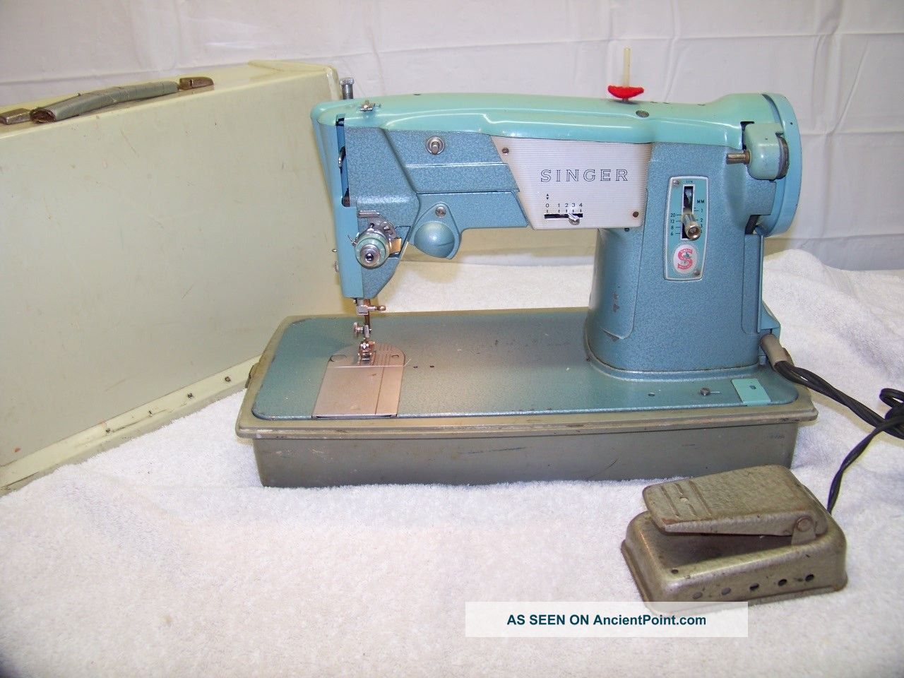 Excellent Vintage 1964 Singer Great Britain Metal Sewing Machine Ser 361864 Sewing Machines photo