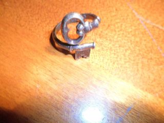 Vtg Designer Signed Avon Sterling Silver Skeleton Key Ring Size 8 Made In Spain photo