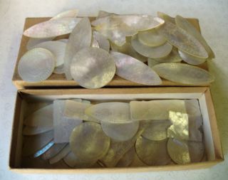 Box Of 50 Antique Chinese Mother Of Pearl Gaming Chips / Counters photo