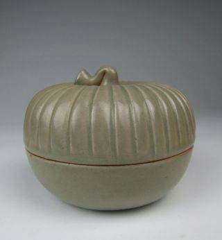 One Yue Ware Porcelain Melon - Shaped Puff Box photo