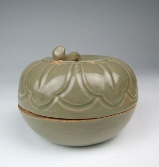 One Yue Ware Porcelain Melon - Shaped Puff Box photo