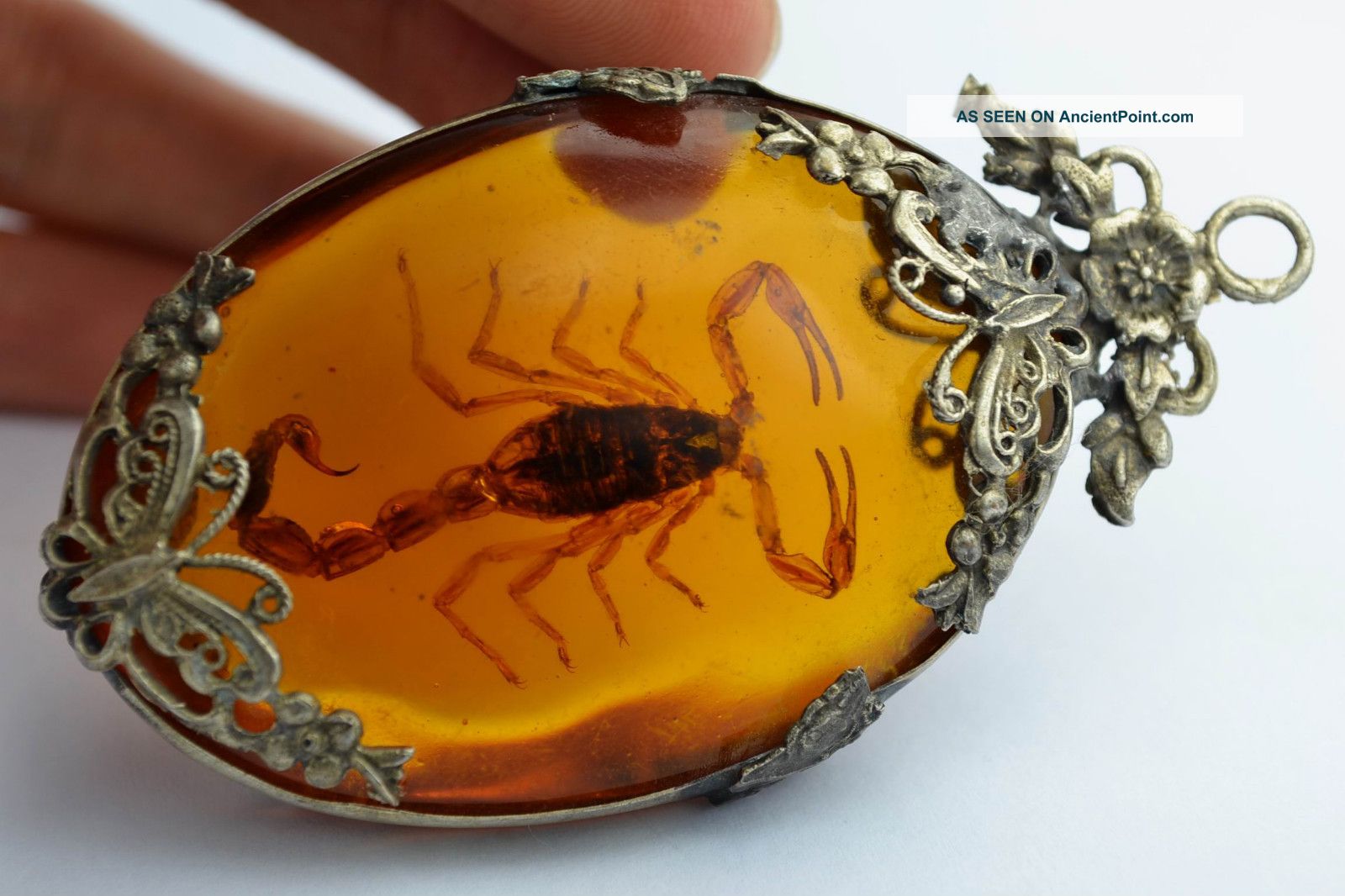 - China Collectibles Amber Old Handwork Scorpion Butterful Pendant Necklaces & Pendants photo