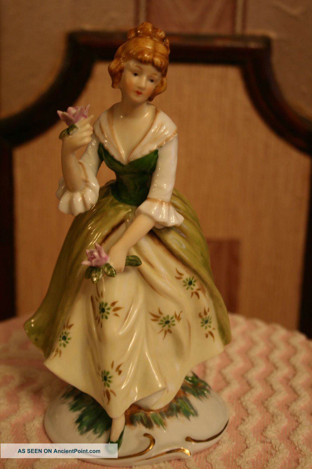 , Antiques Porcelain Figurine Lady In Green. Figurines photo