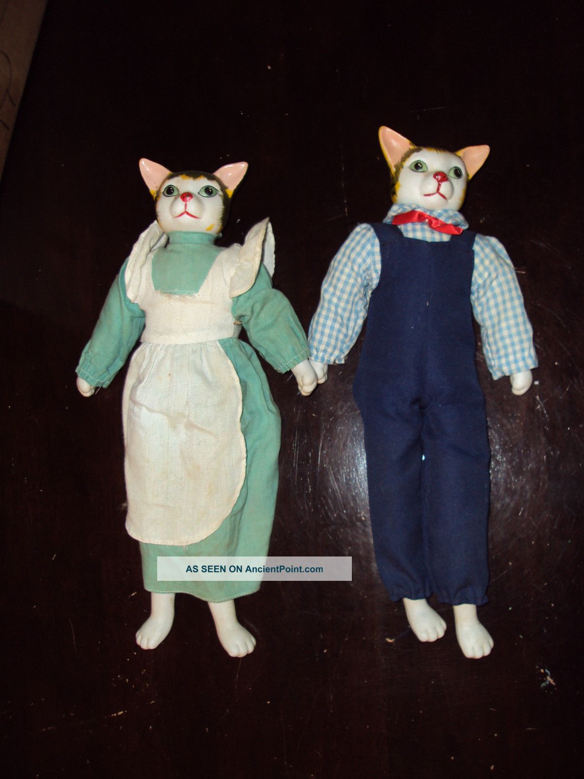 Ceramic/porcelain Cats - Meow Figurines photo