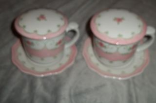 Cup And Saucer Set With Lids photo